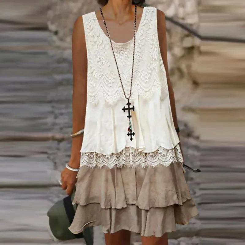 Damen ärmelloses Spitzenkleid für den Sommer. Bequemes Freizeitkleid mit zarter Spitze und Rüschen, perfekt für warme Tage.