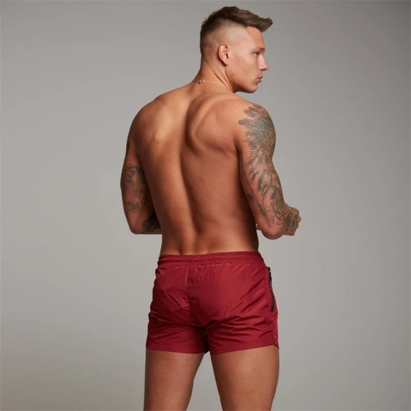 Mann trägt schnelltrocknende Stretch-Schwimmshorts im Pool, perfekt für Wassersport und Strandurlaub.