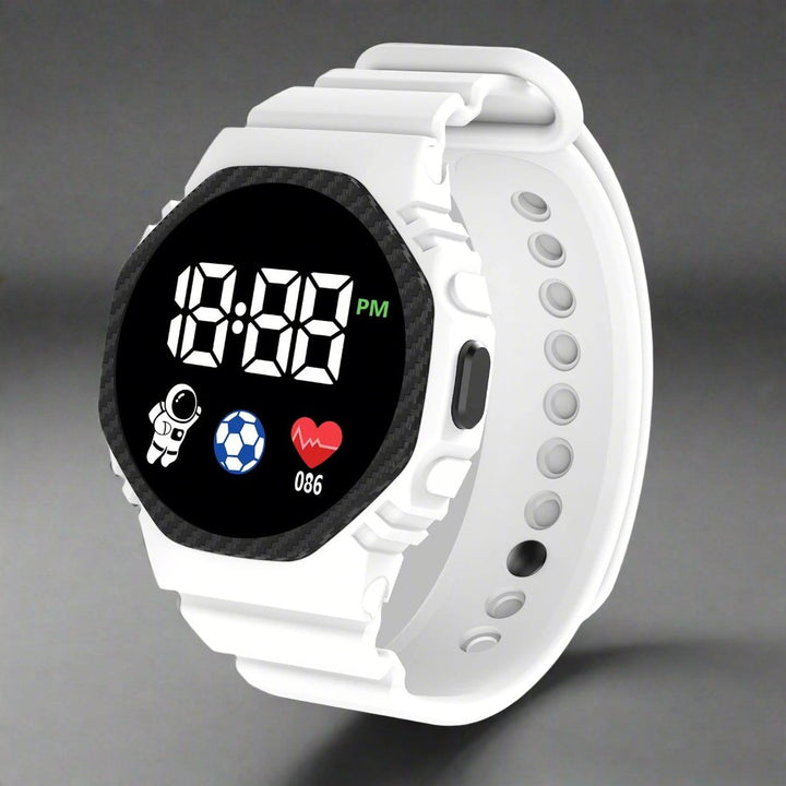 Kind trägt leuchtende AdventureTime Digitaluhr am Handgelenk, bereit für jedes Outdoor-Abenteuer.