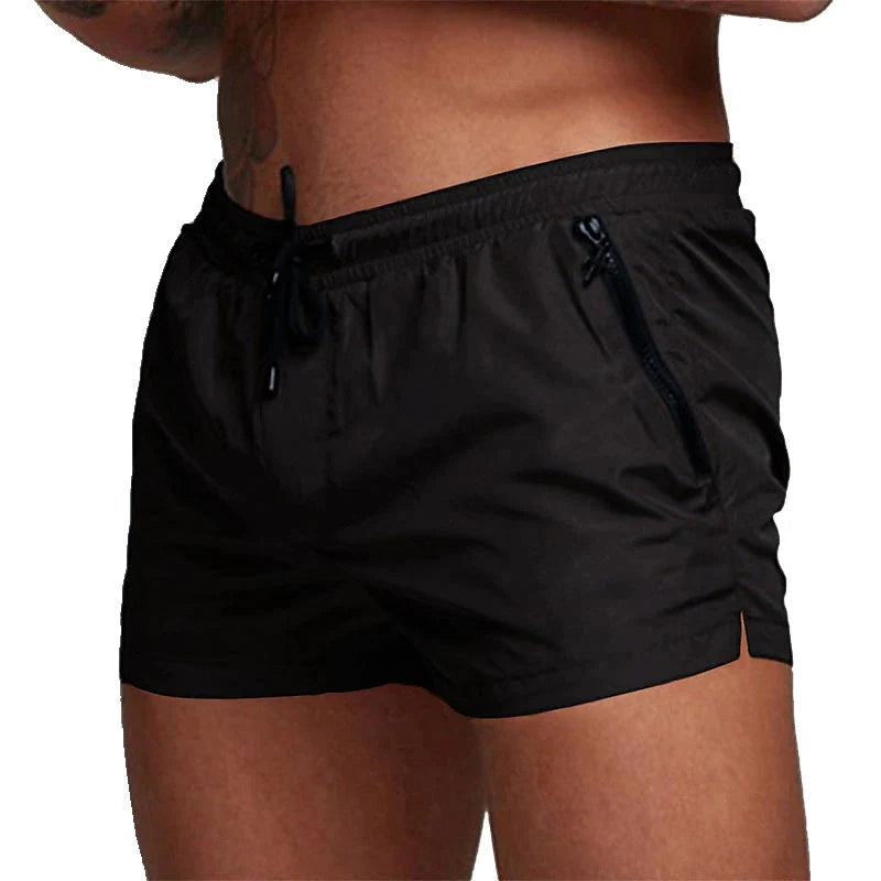 Sportliche Herren Badehose, schnelltrocknend und dehnbar, perfekt für aktive Sommertage am Wasser.