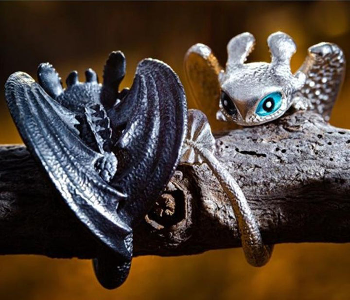 Glänzende Oberfläche der Drachenringe aus Edelstahl, fein gearbeitet und verstellbar als Schmuck.