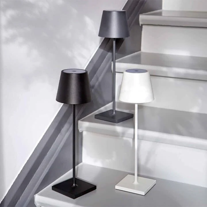 Helle LumiFlex LED-Tischlampe mit Touch-Steuerung, kabellos, für Leseecke oder Nachttisch.