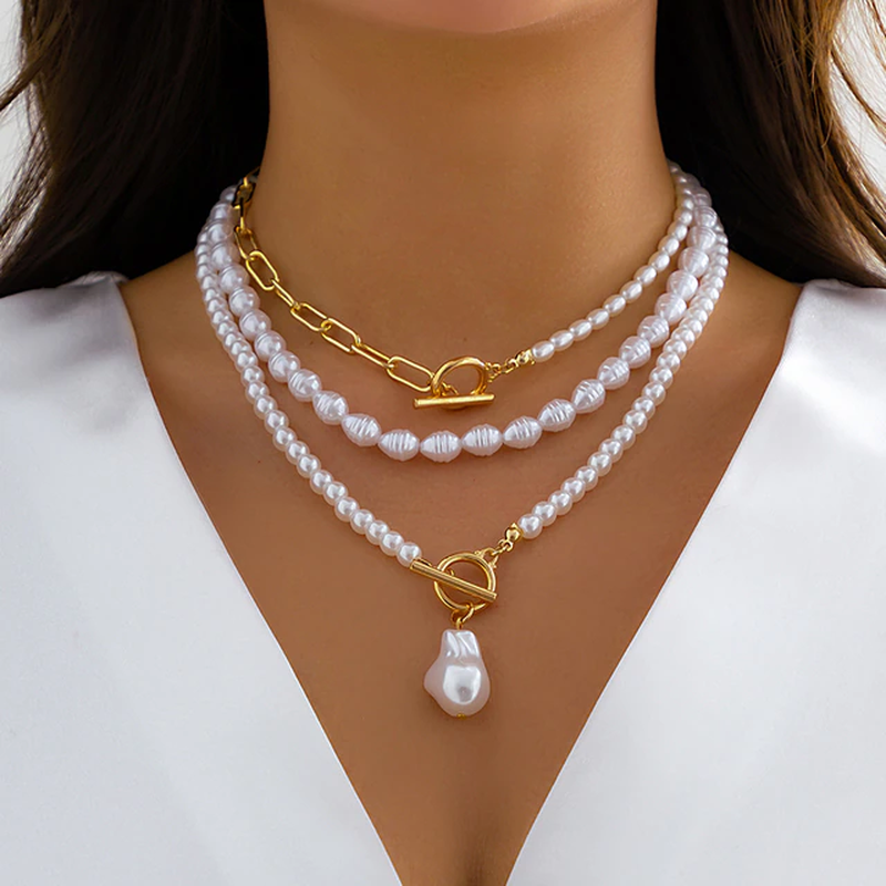 Detailansicht einer runden Damen Perlenkette, mehrschichtig, eleganter Schmuck und Accessoire.