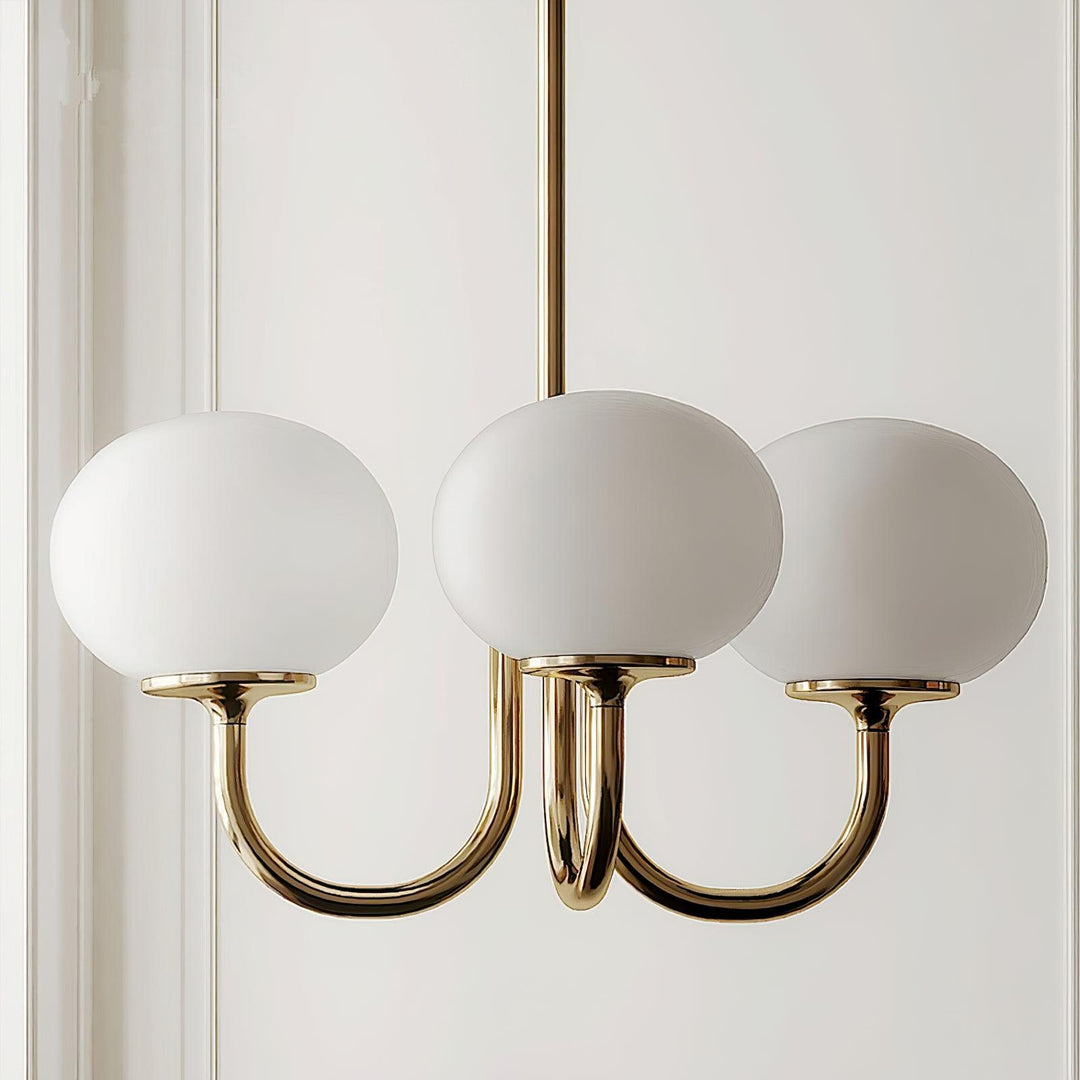 Moderner Kronleuchter gold und Glas, ästhetische Innenbeleuchtung.