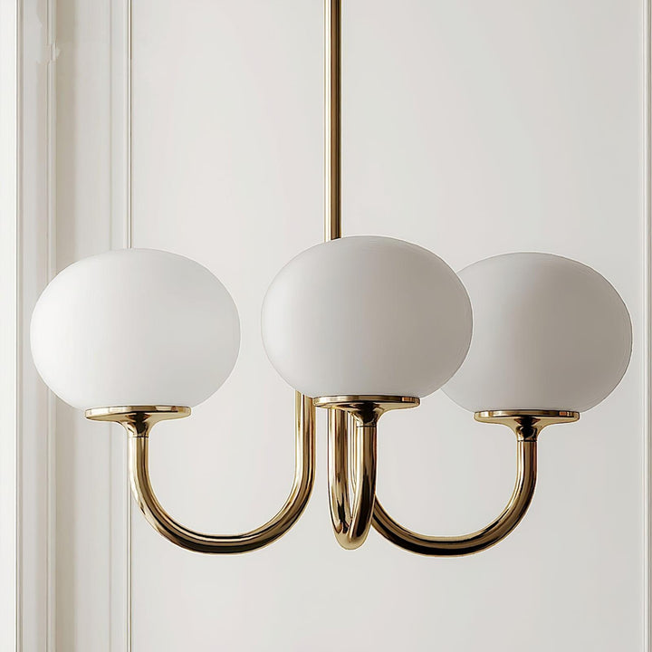 Moderner Kronleuchter gold und Glas, ästhetische Innenbeleuchtung.