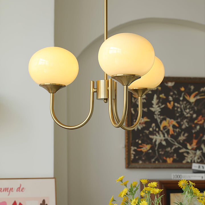 Glamouröse Deckenlampe, Gold-Finish mit eleganten Glaselementen.