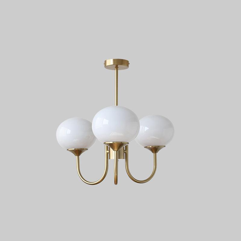 Eleganter Gold-Kronleuchter mit geschliffenem Glas.