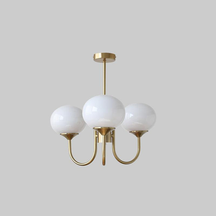 Eleganter Gold-Kronleuchter mit geschliffenem Glas.