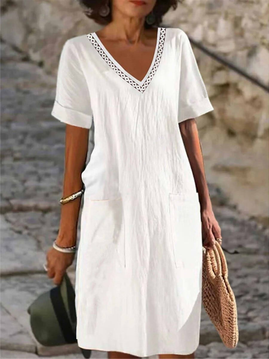 Weißes Damen Sommerkleid 'Jasmin' mit V-Ausschnitt & geradem Schnitt. Bequemes, luftiges Freizeitkleid mit kurzen Ärmeln.