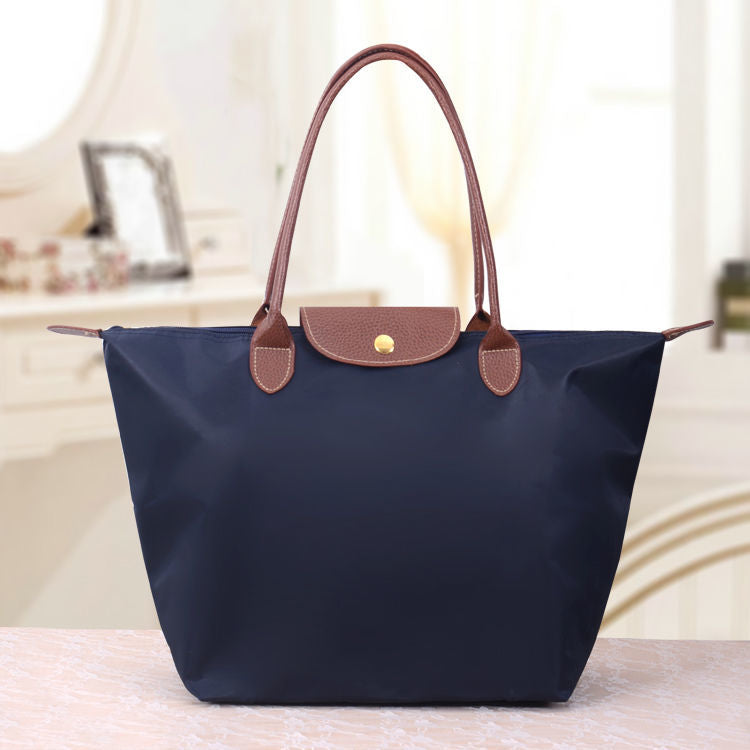 Detailaufnahme: Bequemer Tragegurt der Oxford Damentasche. Ergonomische Schultertasche für Komfort.