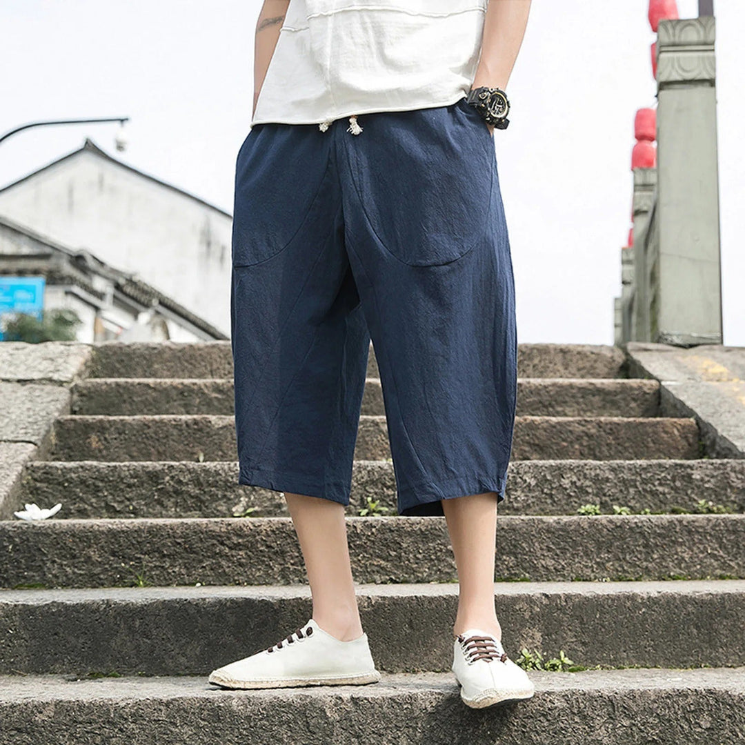 Stylische Herren Freizeithose, Dreiviertel-Länge, luftig und komfortabel für Sommerkleidung.
