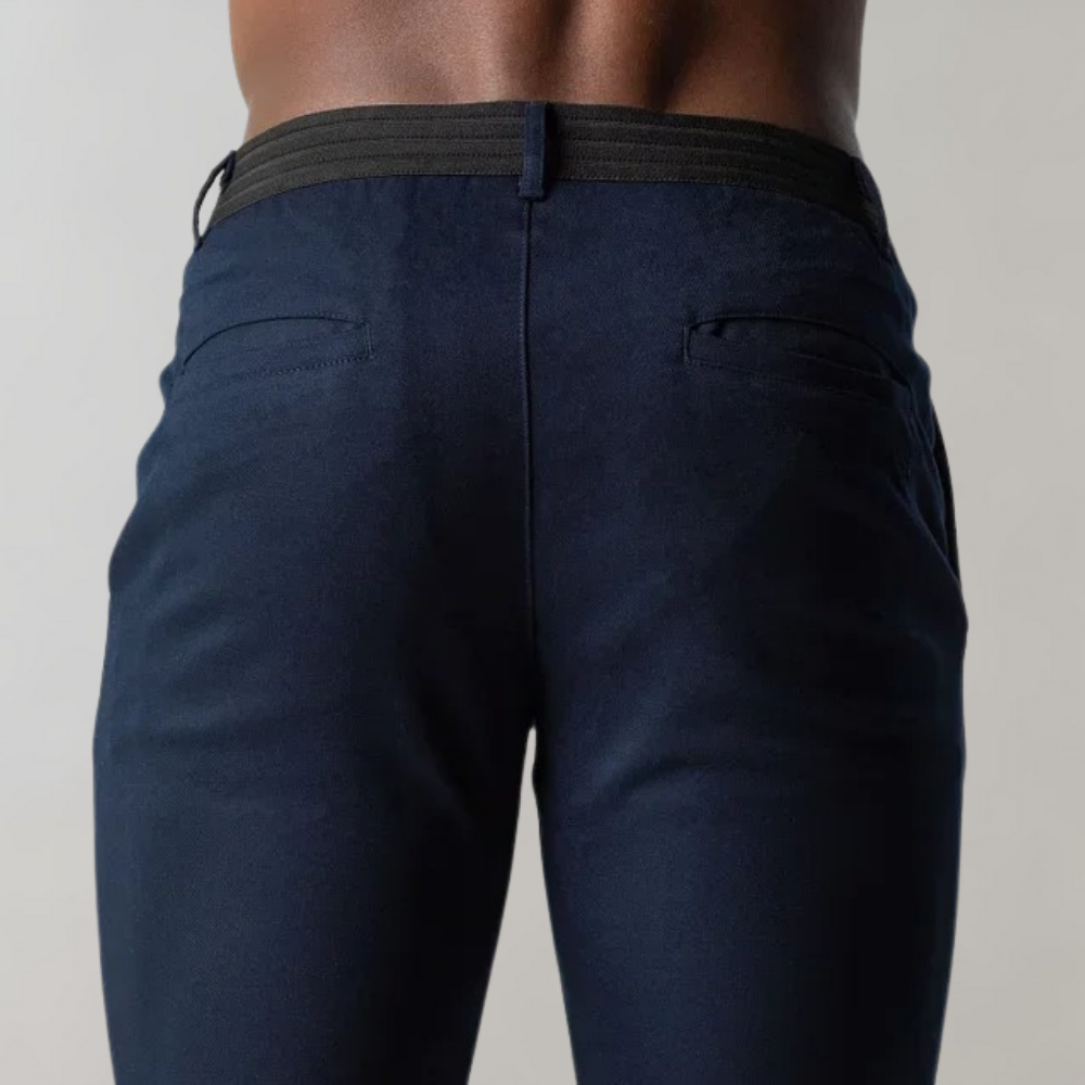 Vielseitige Herren Chinohose, bequem und elegant, ideal als Bürohose oder stilvolle Alltagshose.
