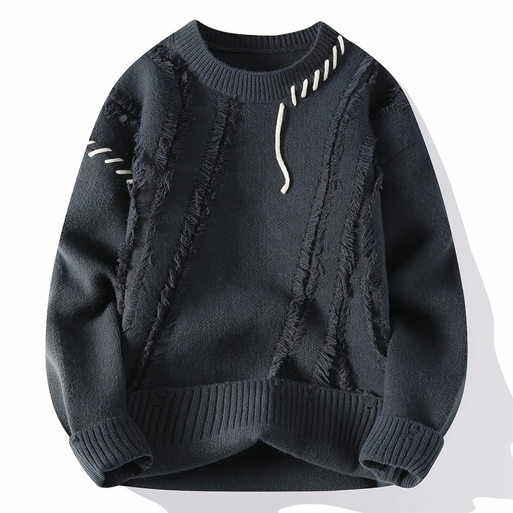 Mann trägt stylischen Herren Patchwork Pullover. Langarm-Oberteil, bequemer Winterpullover für Herbst und Freizeit.
