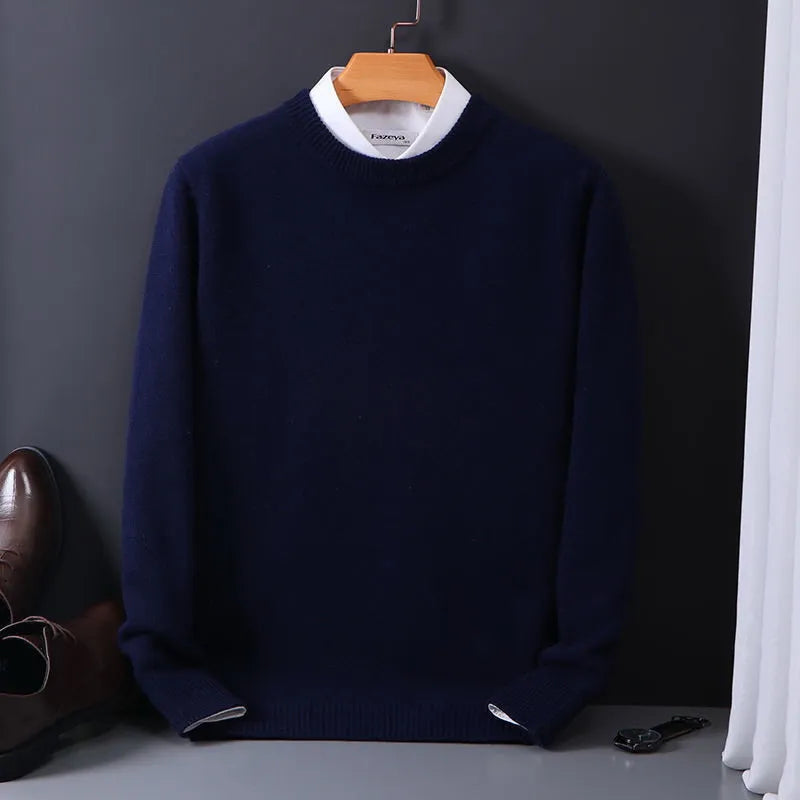 Luxuriöser Basic Herrenpullover für den Winter. Hochwertige Herrenmode für Komfort und einen eleganten Look.