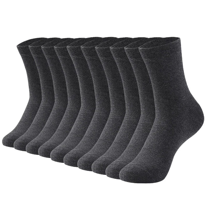 Mann trägt atmungsaktive Herren Sportsocken beim Sport. Rutschfestes Design bietet Komfort und sicheren Halt.