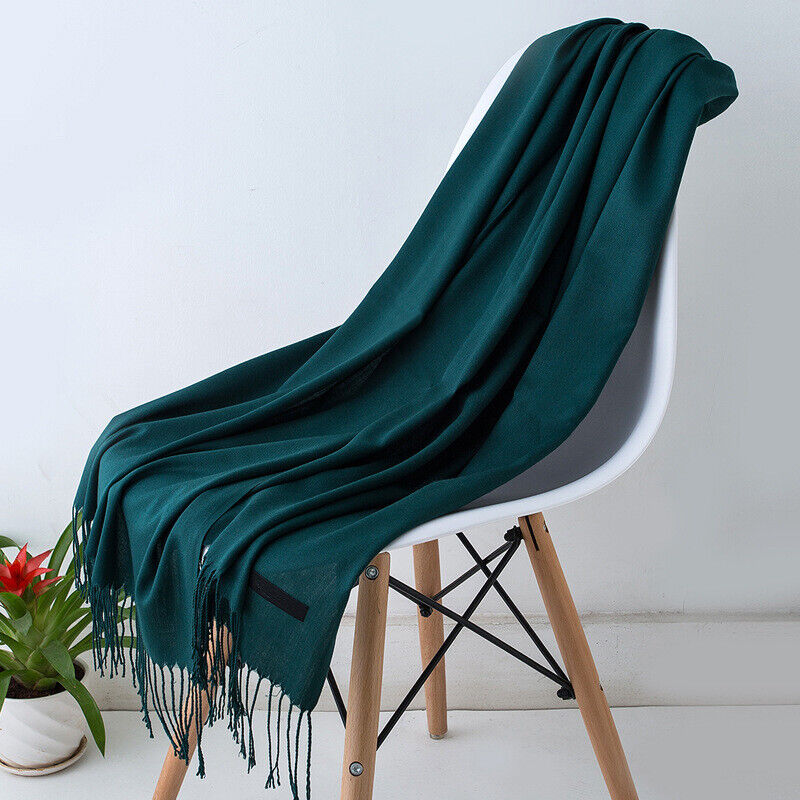 Stylischer Unisex Fransen-Schal für den Winter, lang, warm und ein vielseitiges modisches Statement.
