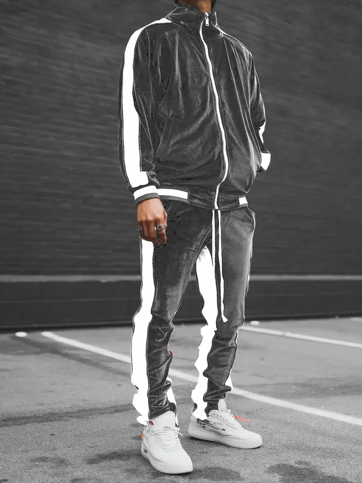 Moderner Herren Sportanzug mit Reißverschluss-Jacke und Hose, bequem für Training & Alltag.