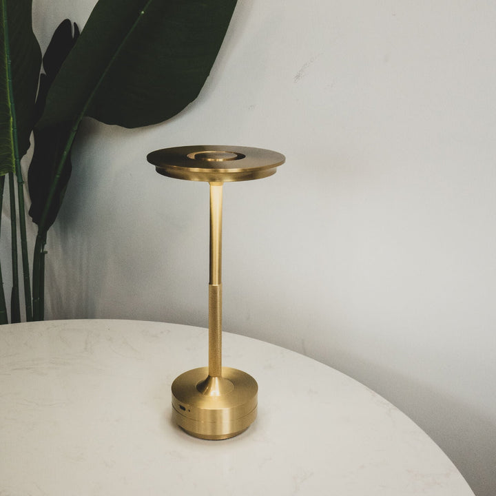 Vielseitige kabellose Tischlampe aus Metall, LED, dimmbar, für Wohnzimmer und Essbereich.