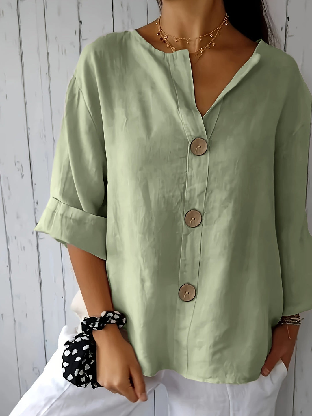 Stilvolle Damen Bluse mit V-Ausschnitt und 3/4-Ärmeln, perfekt für Frühling und Sommer.
