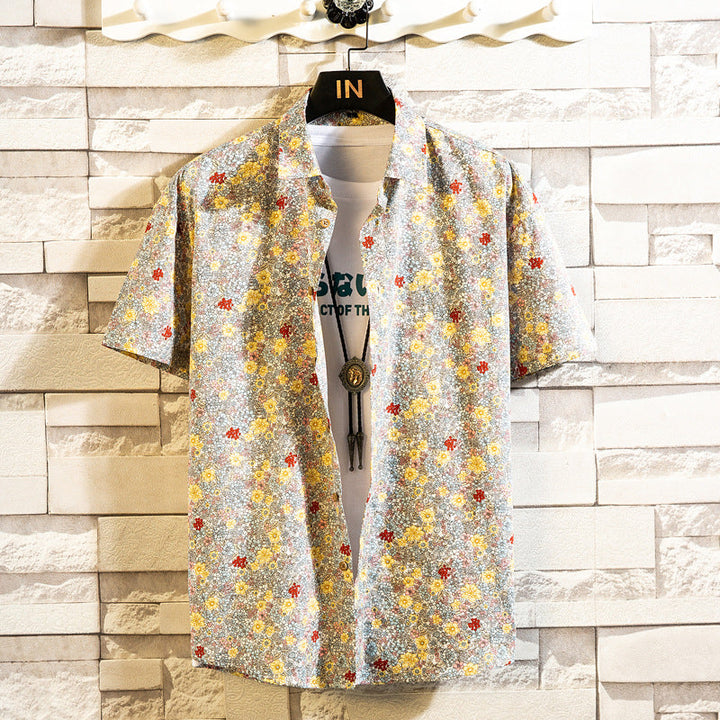 Stylisches Herren Kurzarmhemd mit bunten Blumen. Reverskragen, schmaler Schnitt, perfektes Sommeroutfit.