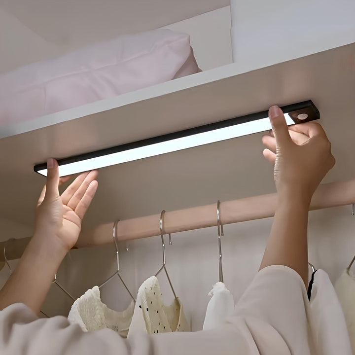 Smart Home LED Streifen mit Bewegungssensor, dimmbar, perfekt für Küchen- & Schrankbeleuchtung.
