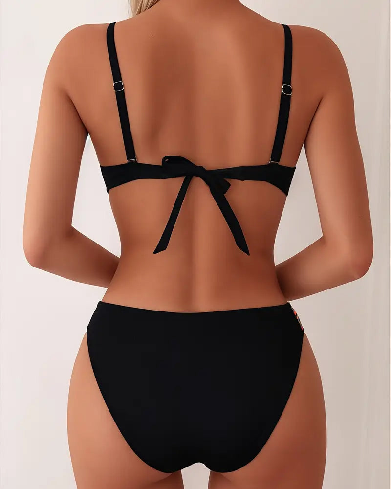 Moderner Damen Bikini mit sexy Rückenausschnitt. Figurschmeichelnde Sommer Swimwear für Pool & Strand.