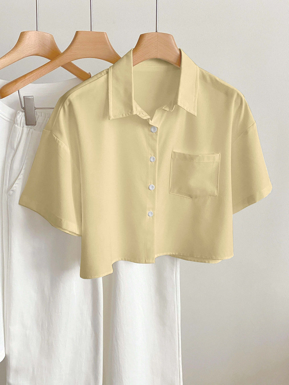 Moderne Damenbluse, cropped Top mit kurzen Ärmeln, perfekt für sommerliche Outfits.