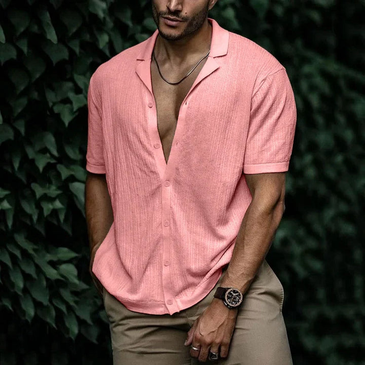 Atmungsaktives Kurzarmhemd für Herren mit Knopfleiste. Der ideale Begleiter im Sommer und für Freizeit.