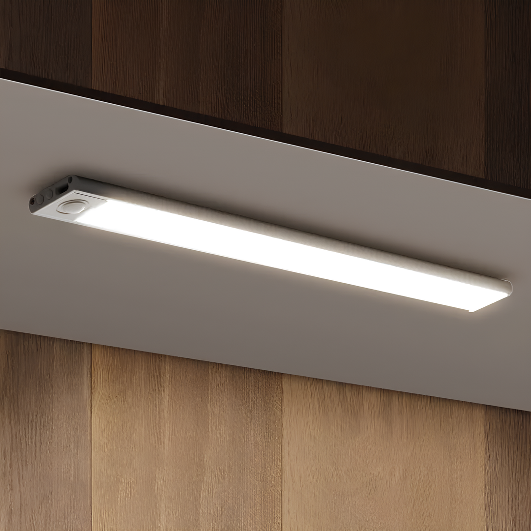 Moderne LED Innenbeleuchtung: Intelligente Lichtleiste mit Bewegungsmelder, dimmbar.