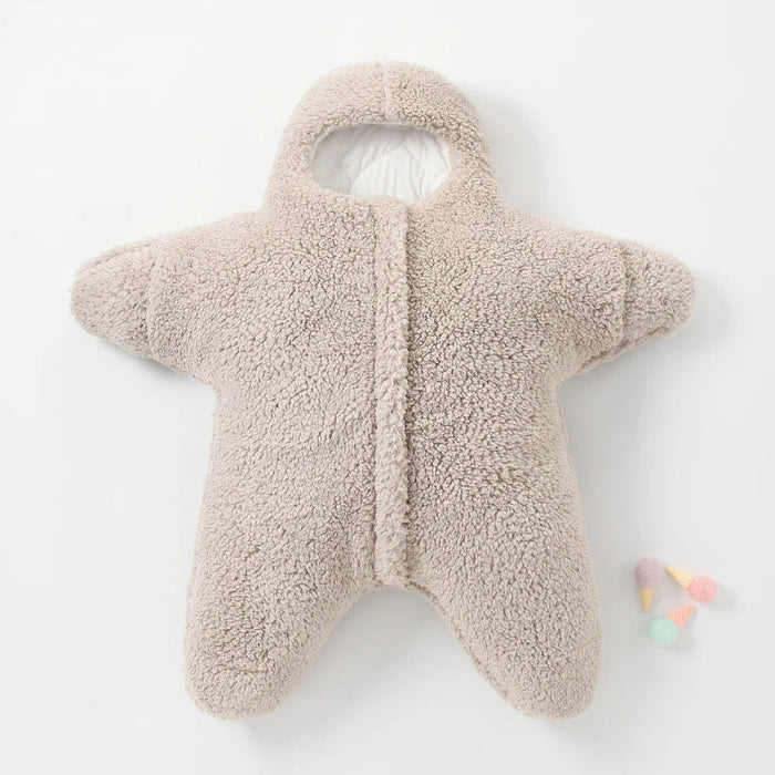 Gemütlicher Babyschlafanzug mit niedlichem Seestern-Muster, ideal für Mädchen & Jungen.