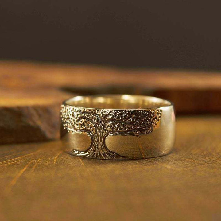 Detailaufnahme des Damen Lebensbaum-Rings, feine Gravur & hochwertige Verarbeitung, edler Silberring.