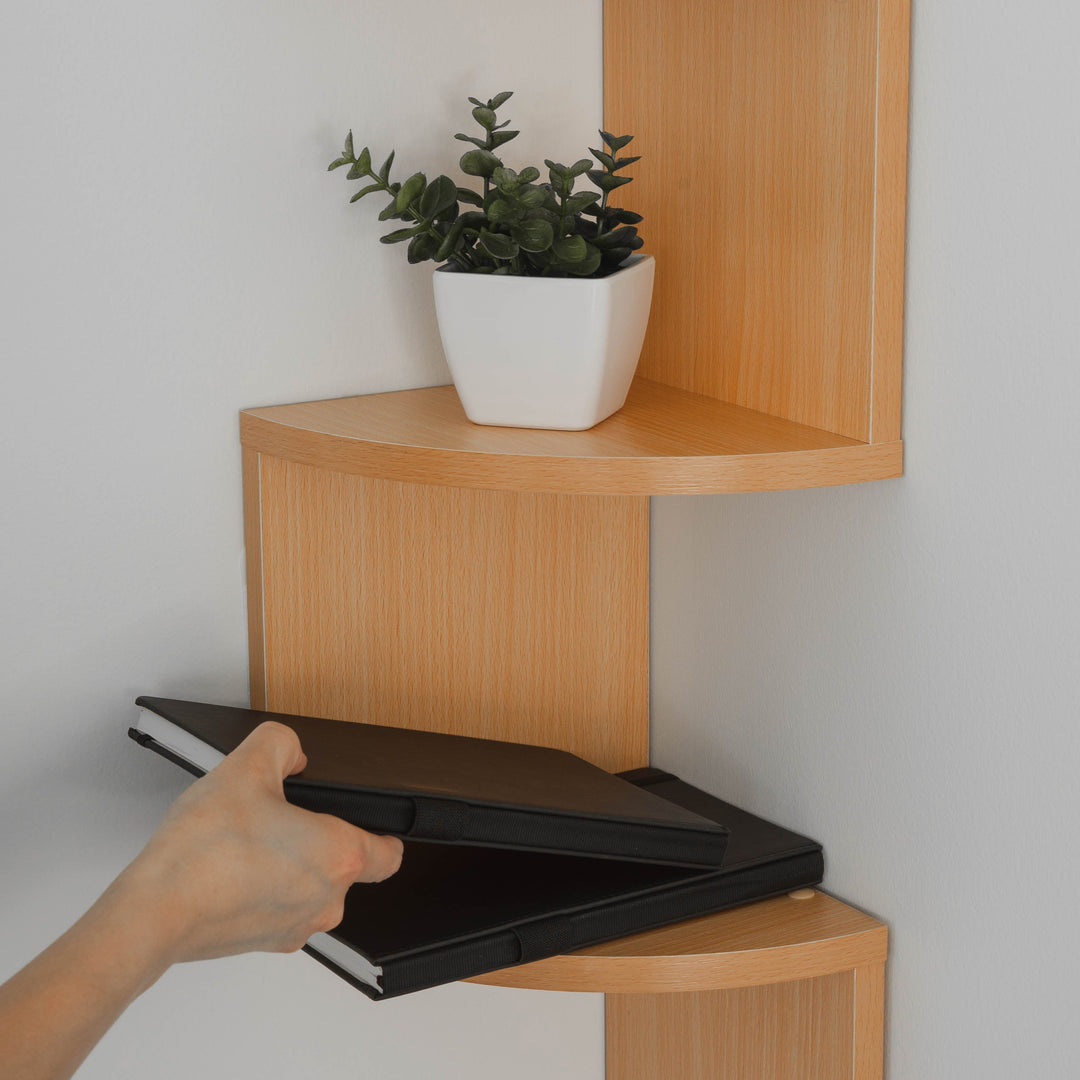 Leeres, modernes Eckregal im Zigzag-Design, bereit für individuelle Gestaltung und platzsparende Wand-Aufbewahrung.