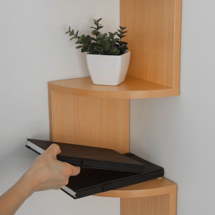 Leeres, modernes Eckregal im Zigzag-Design, bereit für individuelle Gestaltung und platzsparende Wand-Aufbewahrung.