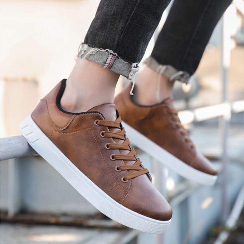 Bequeme Herren Casual Sneaker in Schwarz, ideal als Alltagsschuhe; stilvolle Freizeitschuhe mit Schnürung.