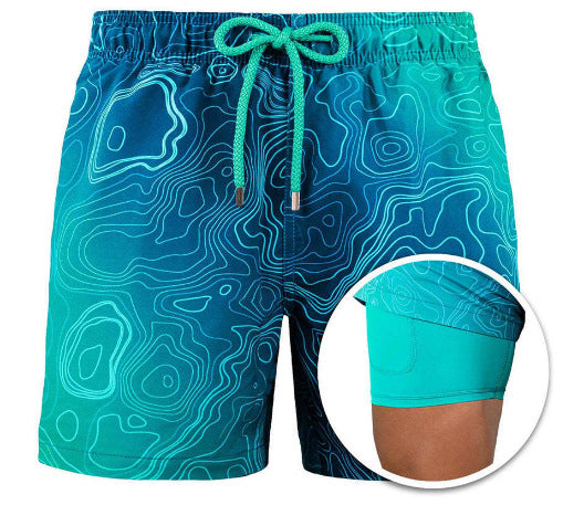 Modische Männer Sommeroutfit Shorts mit Doppel-Layer. Komfortable Strandmode für Urlaub.