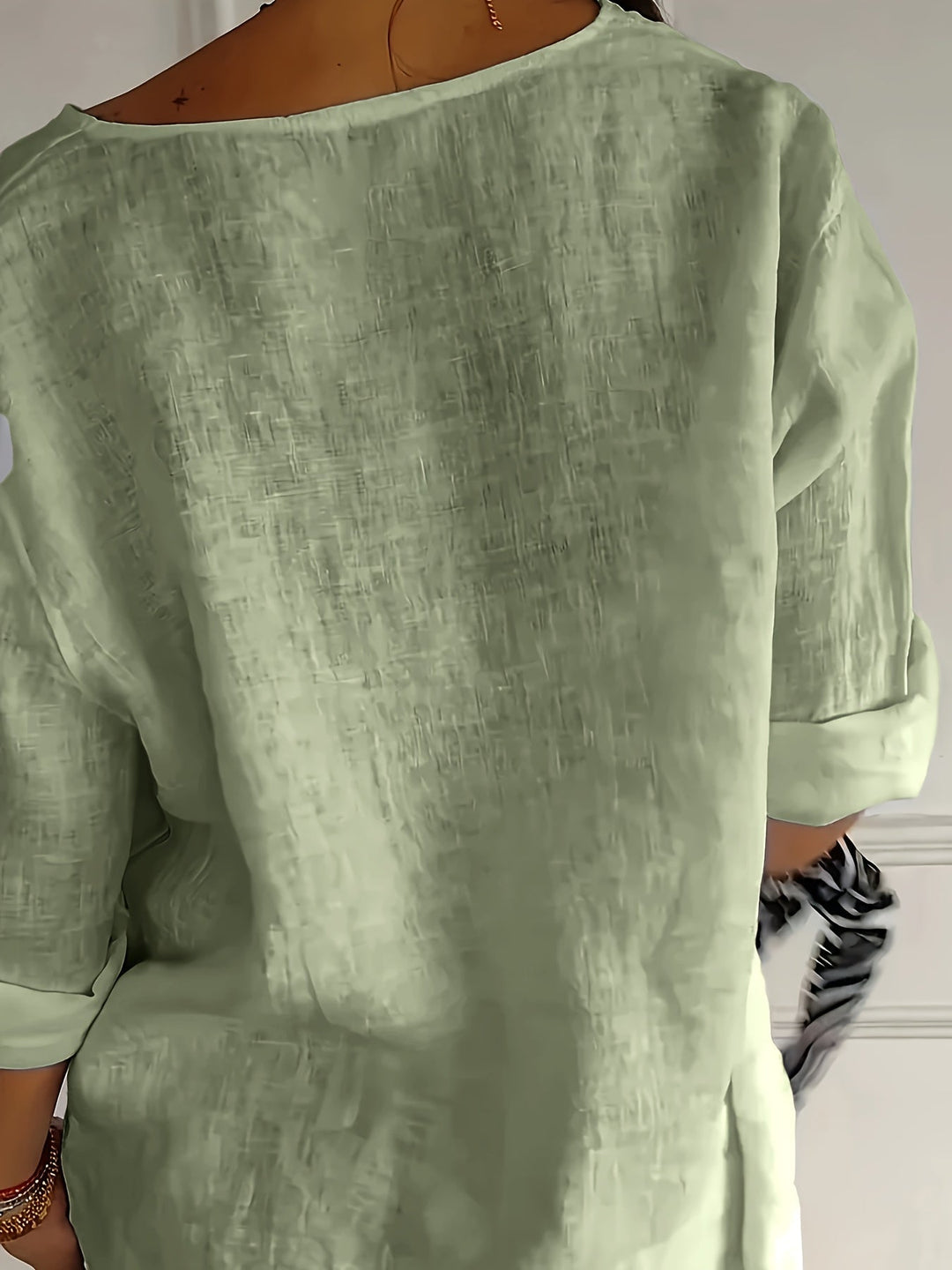 Casual Damen Bluse mit V-Ausschnitt und lockerer Passform, vielseitig für Freizeit & Sommer.