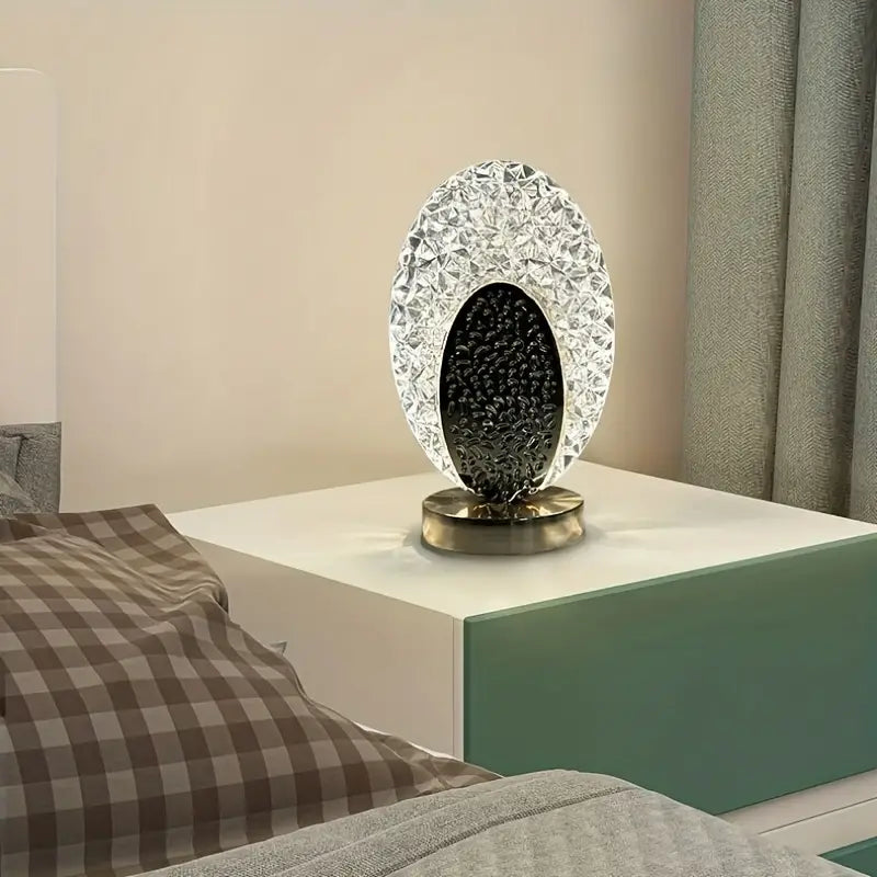 Design-Tischlampe Pfau, ideal als Schlafzimmer- oder Wohnzimmerlampe, schafft warme und einladende Atmosphäre.