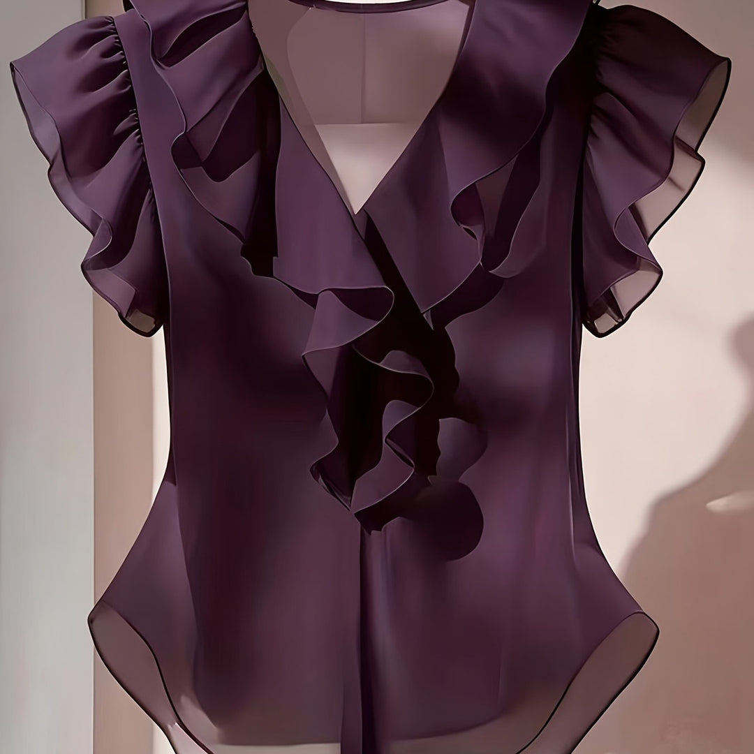 Elegante Damenmode: Rüschenbluse mit V-Ausschnitt und Volantärmeln, blauer Farbton.