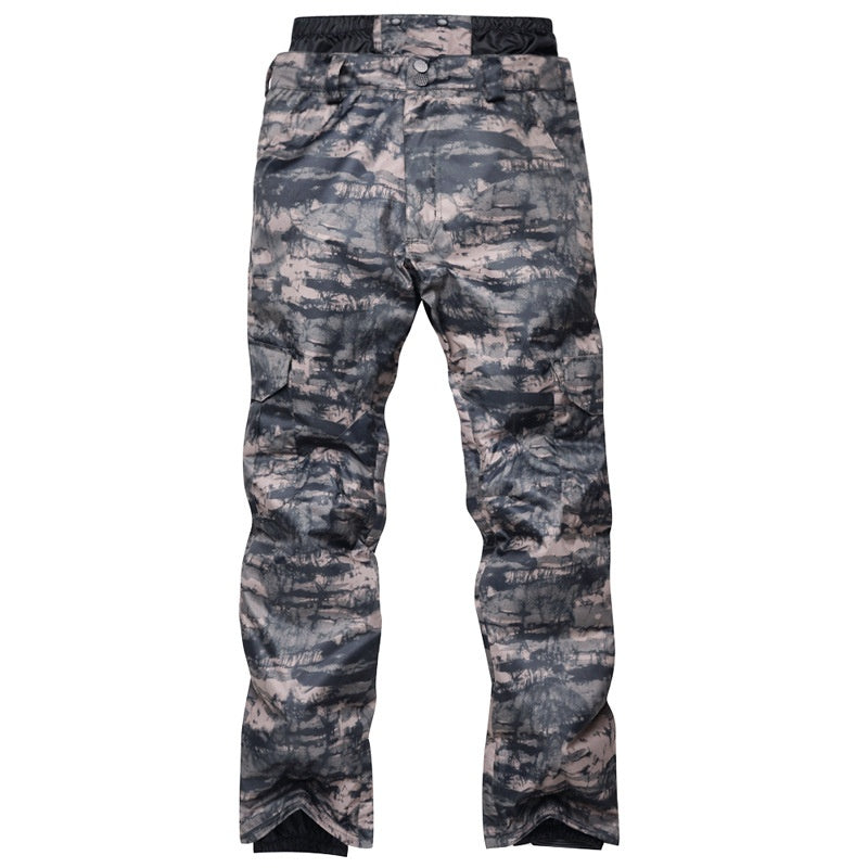 Herren Skihose in Aktion auf der Piste. Bequeme und warme Sportbekleidung für Ski- und Snowboardabenteuer.