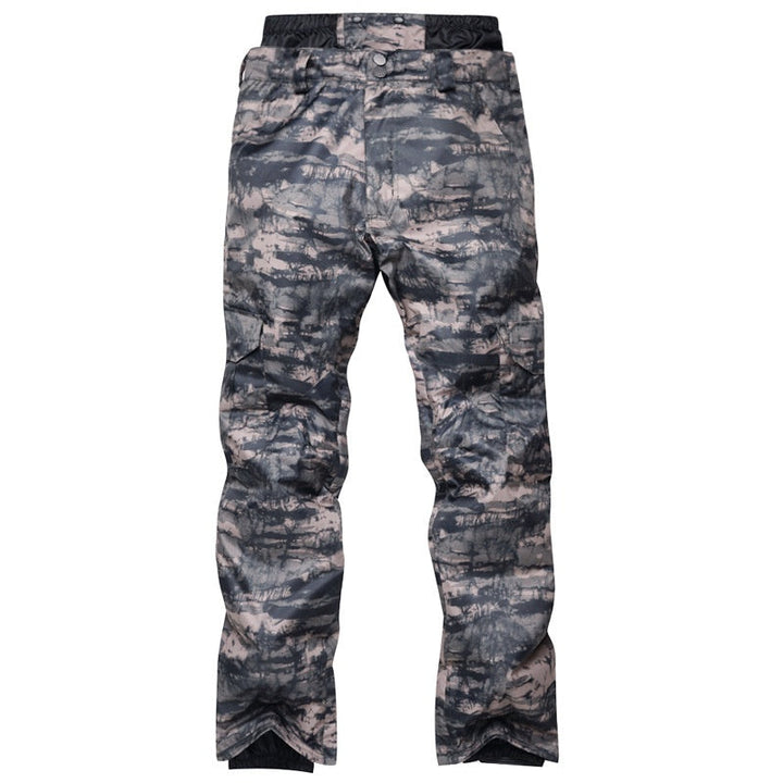 Herren Skihose in Aktion auf der Piste. Bequeme und warme Sportbekleidung für Ski- und Snowboardabenteuer.
