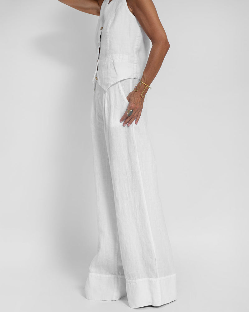 Komfortables Damen Herbst Outfit: weite Hose & elegante Weste im Zweiteiler, perfekt für kühle Tage.