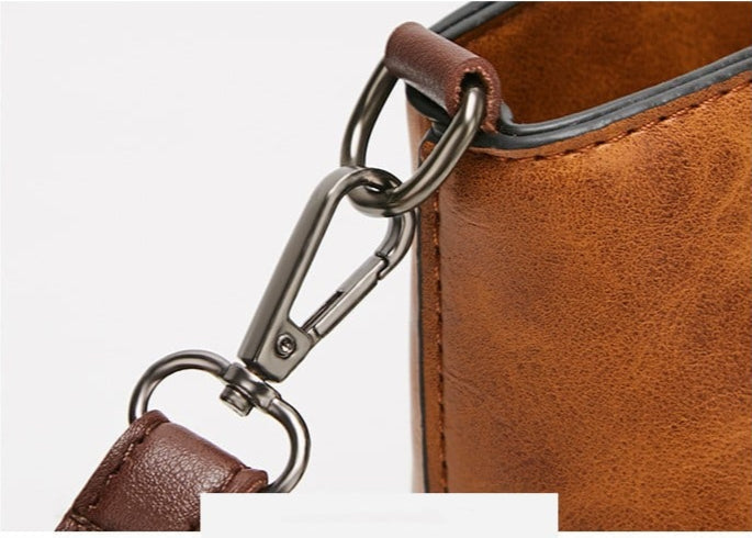 Elegante braune Damen Umhängetasche aus PU-Leder, mit Organizer-Funktion für Übersichtlichkeit.