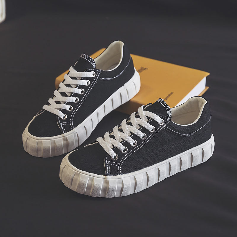 Bequeme Damen Low-Top Sneaker in Weiß für den Alltag. Klassischer Freizeitschuh mit Schnürung, ideal für Frühling/Sommer.