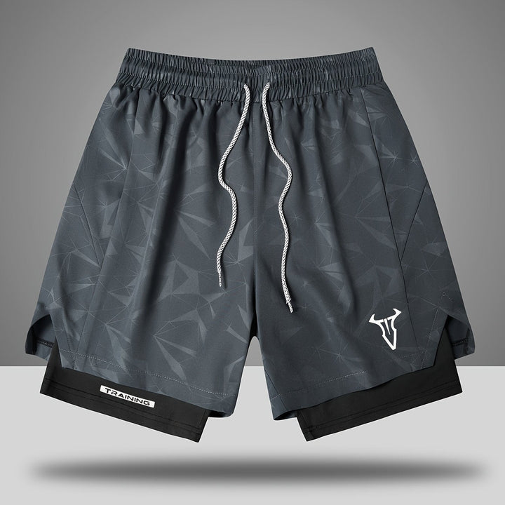 Herren Trainingsshorts, kombiniert mit Sport-Shirt. Perfekt für Laufen, Workout und Athleisure-Looks.