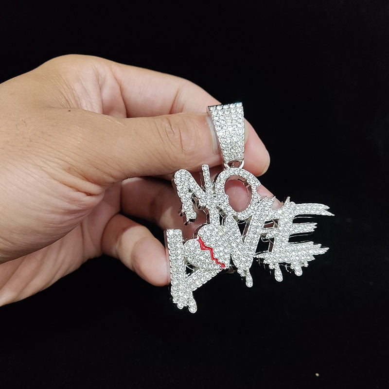 Auffällige Unisex Hip Hop "NO LOVE" Halskette mit funkelndem Strass. Moderne Goldkette im kubanischen Stil.