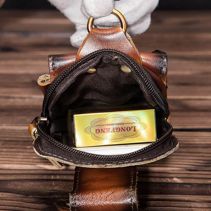 Dunkelbraune Herren Gürteltasche, funktional mit Fächern für optimale Organisation unterwegs.