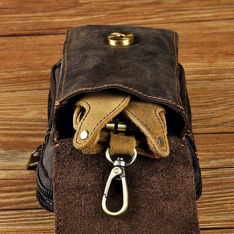 Vielseitige Herren Gürteltasche in Dunkelbraun, bequem tragbar, praktisch für jede Reise.