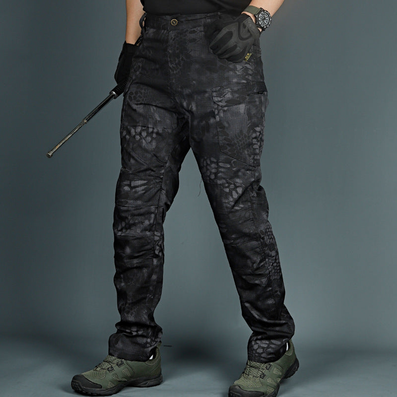 Mann trägt robuste taktische Camouflage-Cargohose. Perfekt für Outdoor, Arbeit oder lässige Freizeitlooks.