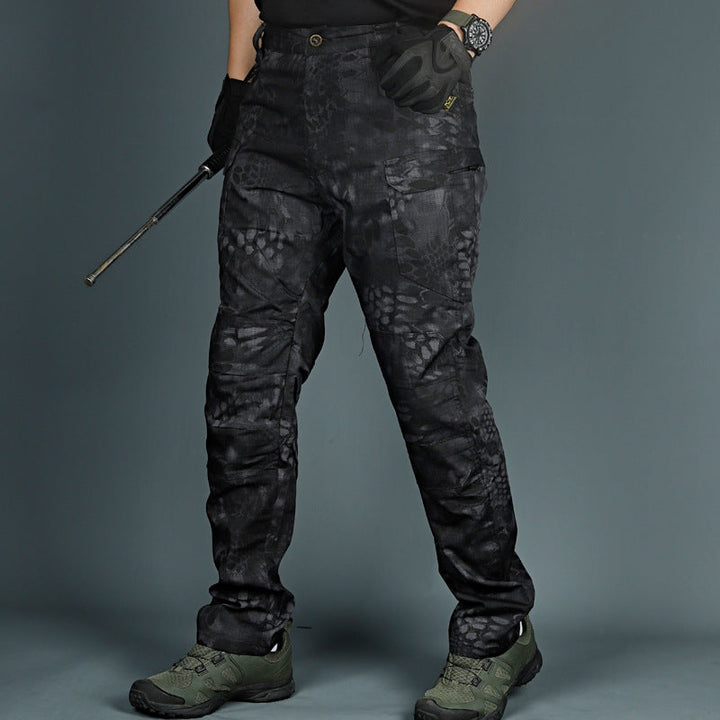Mann trägt robuste taktische Camouflage-Cargohose. Perfekt für Outdoor, Arbeit oder lässige Freizeitlooks.