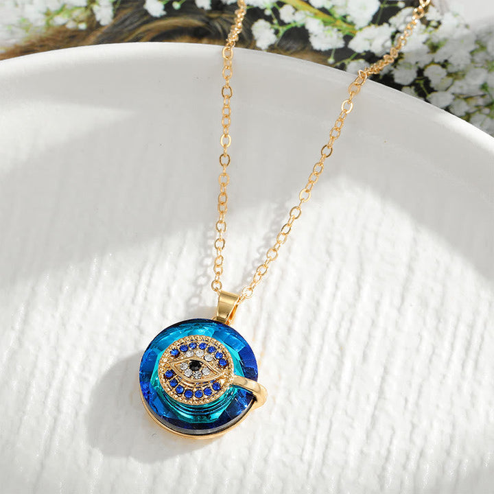 Glänzende Damen Halskette mit schützendem Böser Blick Talisman, eleganter Schmuck und modisches Accessoire.